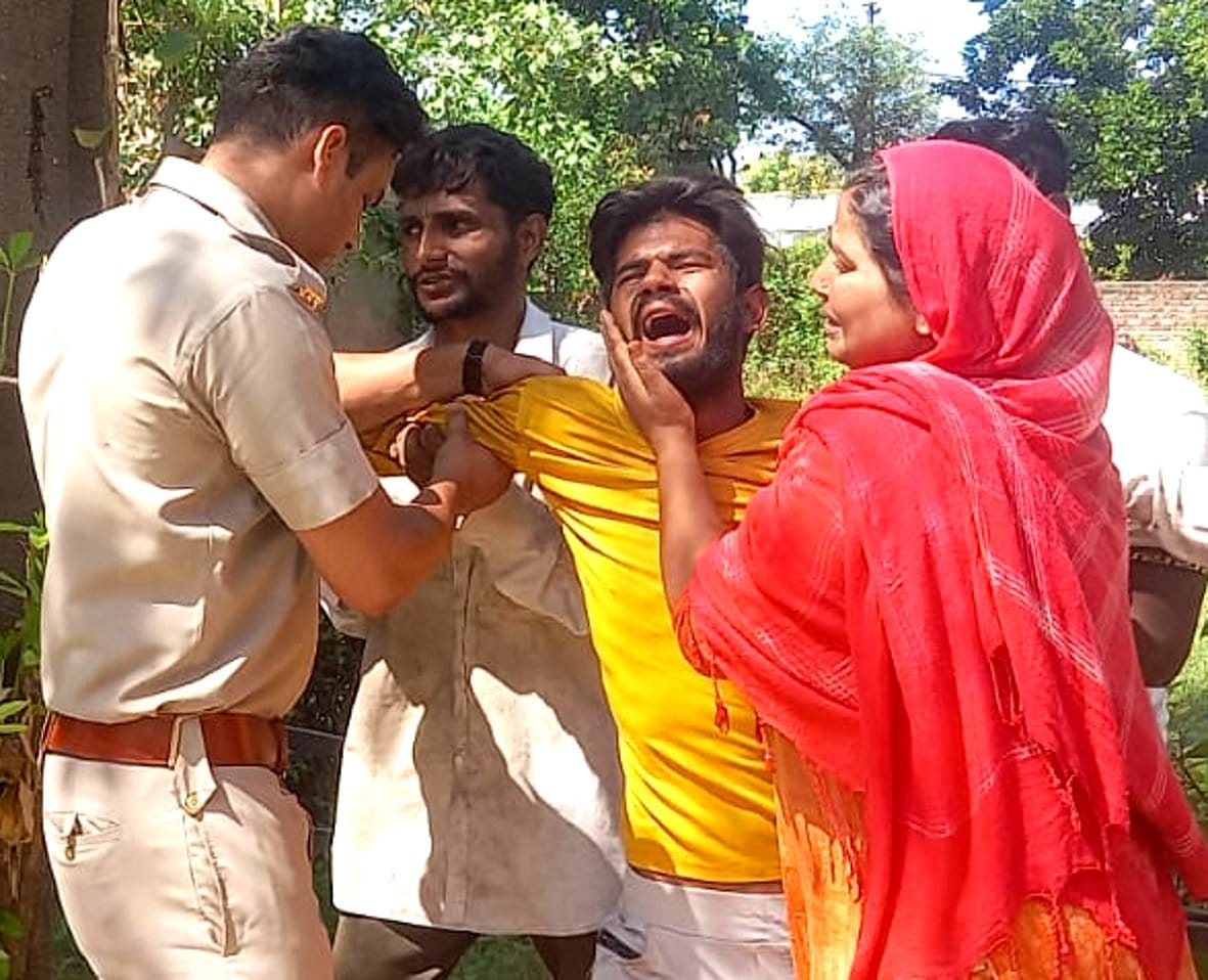 बागपत : हादसे में मां-बेटे की मौत के बाद विलाप करते परिजन। बागपत : हादसे में मां-बेटे की मौत के बाद विलाप करते परिजन।