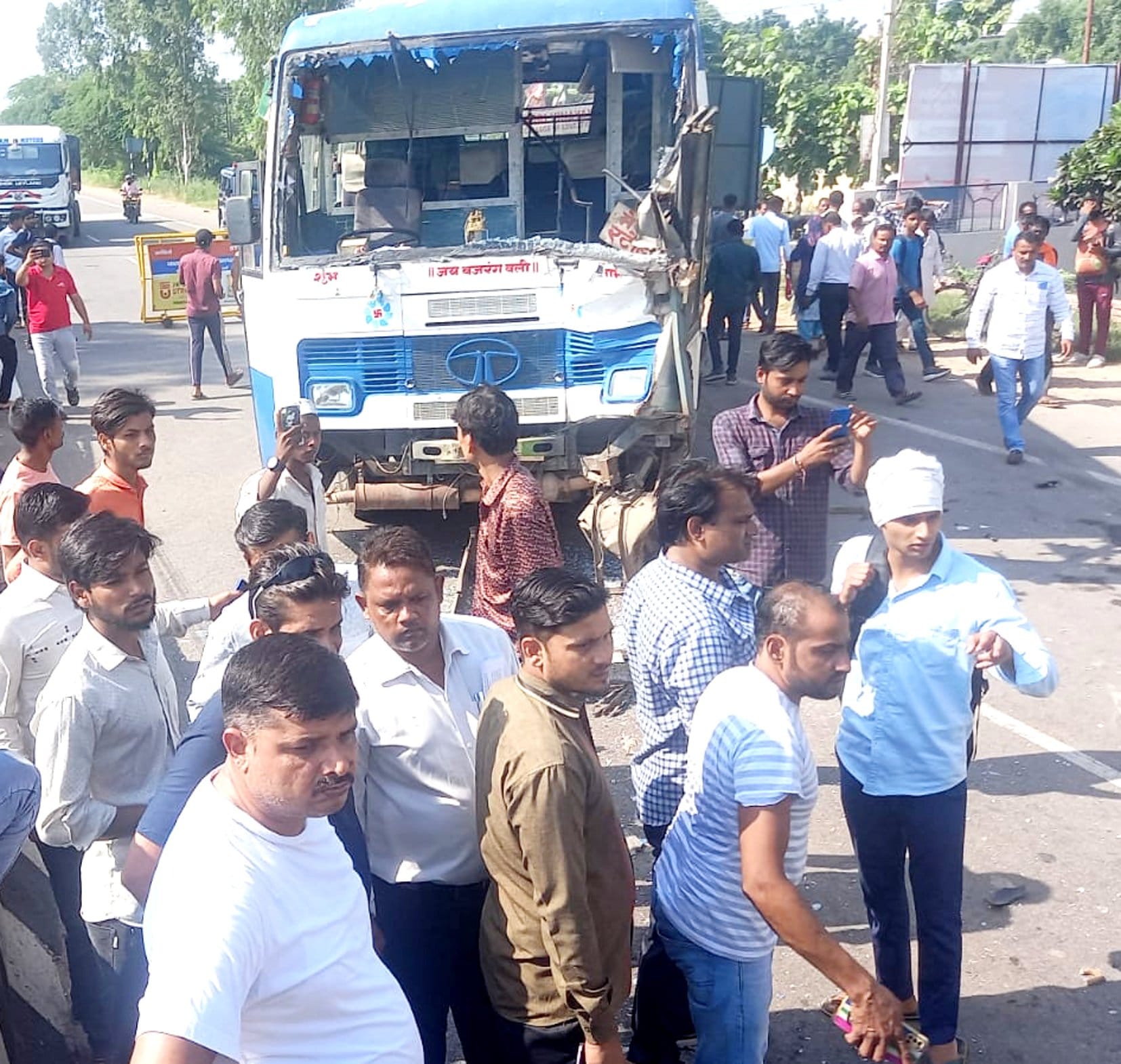 बागपत कलक्ट्रेट के बाहर दुर्घटना के बाद क्षतिग्रस्त हुई बस। बागपत कलक्ट्रेट के बाहर दुर्घटना के बाद क्षतिग्रस्त हुई बस।