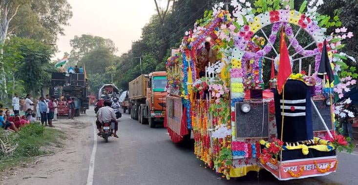 बेहट में पद यात्रियों के वाहनों व झांकियों से सड़क पर बनी जाम की स्थिति बेहट में पद यात्रियों के वाहनों व झांकियों से सड़क पर बनी जाम की स्थिति