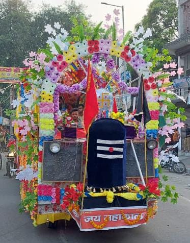 बेहट में पदयात्रियों द्वारा निकाली गई झांकी बेहट में पदयात्रियों द्वारा निकाली गई झांकी