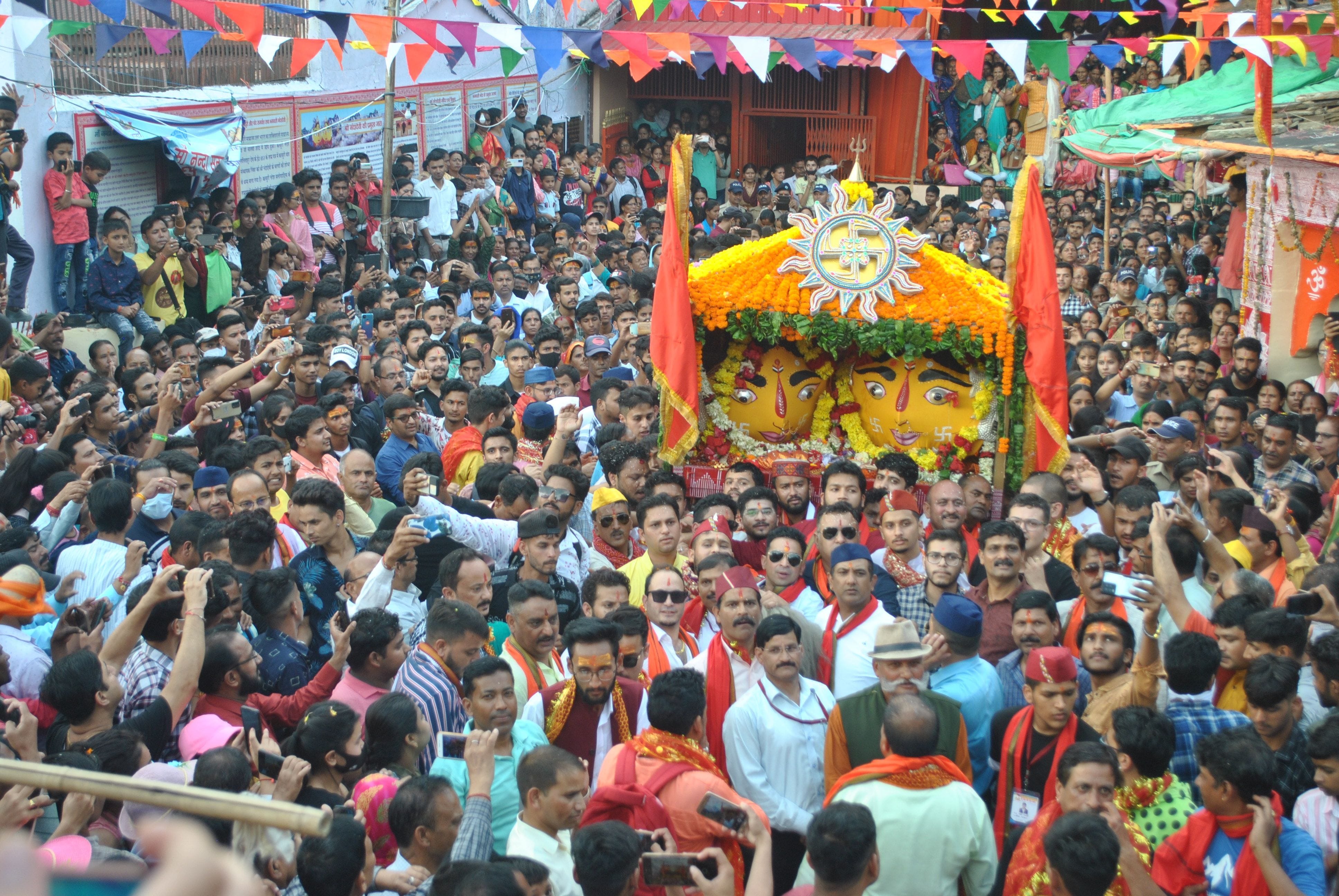 बुधवार को अल्मोड़ा में मां नंदा सुनंदा को विदाई देने उमड़े नगरवासी। फोटो हेमंत बिष्ट संवाद बुधवार को अल्मोड़ा में मां नंदा सुनंदा को विदाई देने उमड़े नगरवासी। फोटो हेमंत बिष्ट संवाद