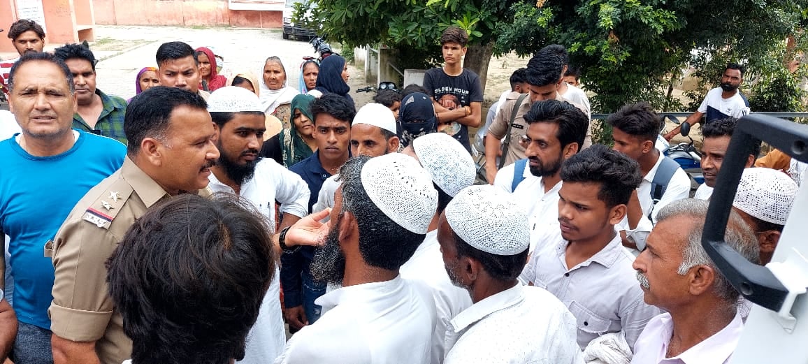 चिलकाना लोगों से जानकारी लेते थाना प्रभारी। चिलकाना लोगों से जानकारी लेते थाना प्रभारी।