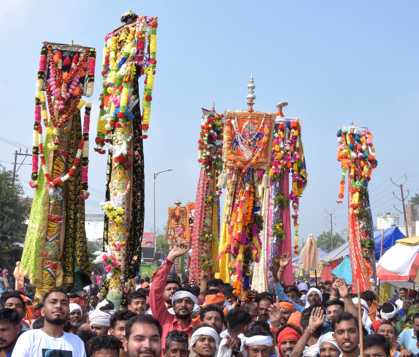 चांदी के नेजे के पीछ़े गंगो ह रोड से जाहरवीर गोगा म्हाड़ी मेले से अपने स्थानो पर लोटती 26 छड़िया चांदी के नेजे के पीछ़े गंगो ह रोड से जाहरवीर गोगा म्हाड़ी मेले से अपने स्थानो पर लोटती 26 छड़िया