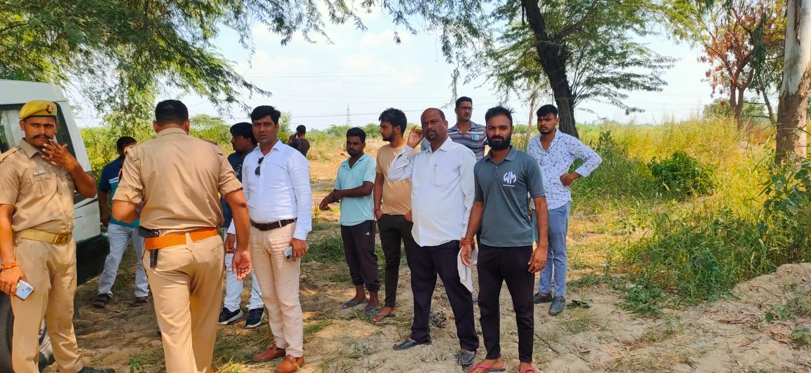 डंपिंग ग्राउंड पर गाजियाबाद नगर निगम कर्मियों के आने के विरोध में मौके पर एकत्र होते ग्रामीण। डंपिंग ग्राउंड पर गाजियाबाद नगर निगम कर्मियों के आने के विरोध में मौके पर एकत्र होते ग्रामीण।
