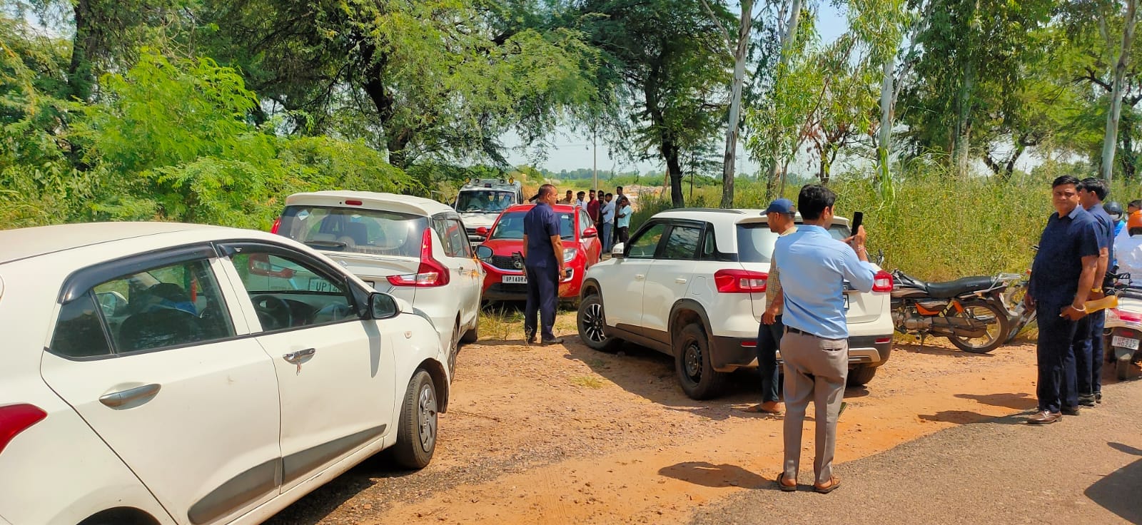डंपिंग ग्राउंड पर खड़ी नगर निगम गाजियाबाद के कर्मी और कार। डंपिंग ग्राउंड पर खड़ी नगर निगम गाजियाबाद के कर्मी और कार।