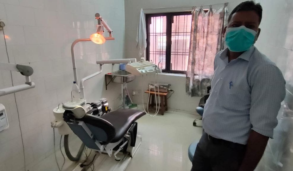 फोटो-03- स्वास्थ्य केंद्र में दंत कक्ष मे खाली पड़ी डेटल चेयर मौजूद डा अखिलेश वर्मा