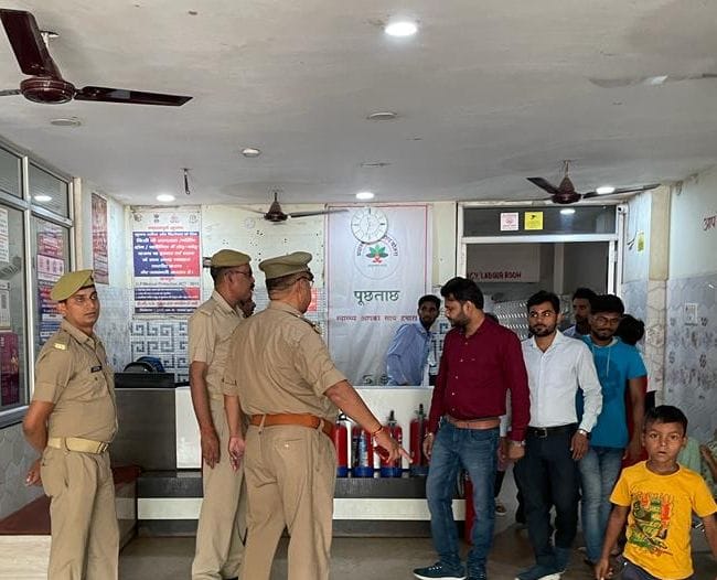 फोटो-9- होटलों में अग्निशमन यंत्रों की जानकारी लेते फायर बिग्रेड टीम के सदस्य। संवाद फोटो-9- होटलों में अग्निशमन यंत्रों की जानकारी लेते फायर बिग्रेड टीम के सदस्य। संवाद