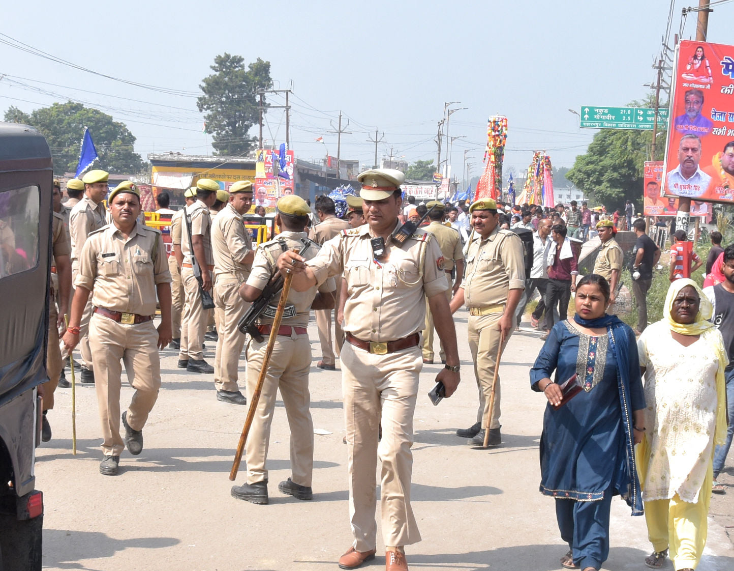 गंगोह रोड से जाहरवीर गोगा म्हाड़ी मेले में हंगामे के बाद छड़ियो को लेकर आती पुलिस गंगोह रोड से जाहरवीर गोगा म्हाड़ी मेले में हंगामे के बाद छड़ियो को लेकर आती पुलिस