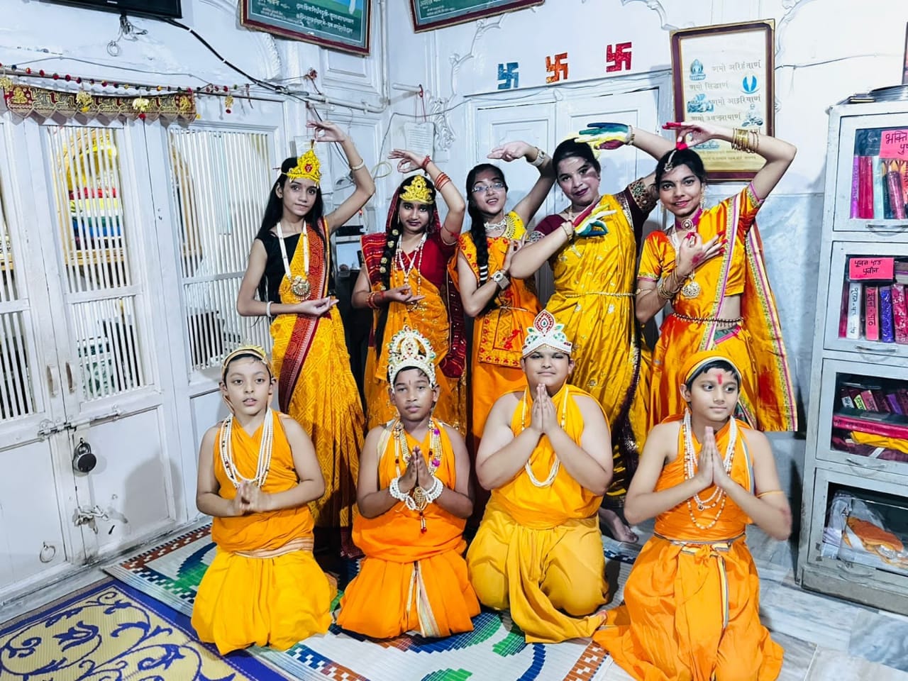 नकुड़ में पूजा अर्चना करते जैन श्रद्वालु नकुड़ में पूजा अर्चना करते जैन श्रद्वालु