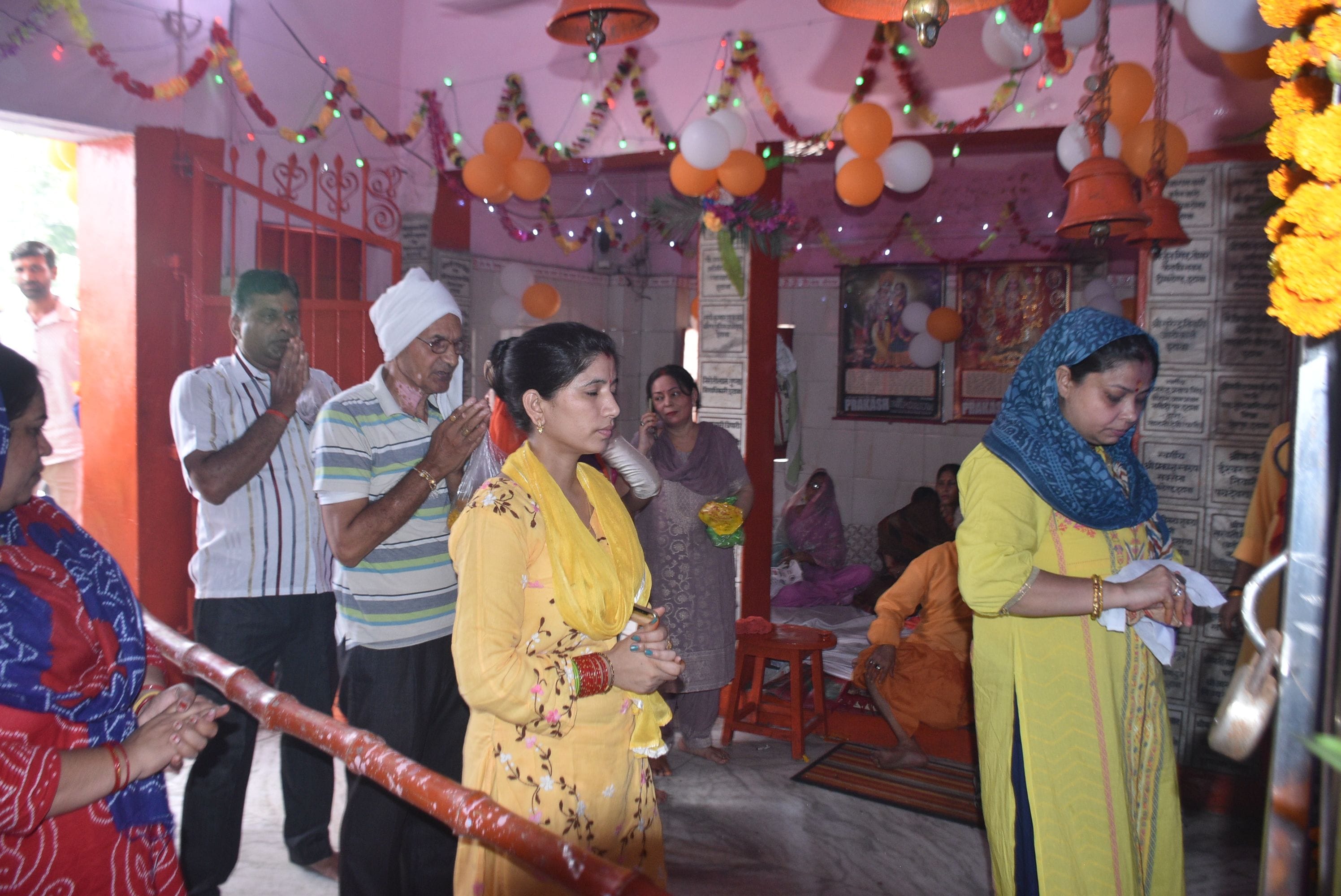 प्रधान डाकघर के सामने स्थित संकट मोचन हनुमान जी की हाथ जोड़कर प्रार्थना करते भक्तगण। संवाद प्रधान डाकघर के सामने स्थित संकट मोचन हनुमान जी की हाथ जोड़कर प्रार्थना करते भक्तगण। संवाद