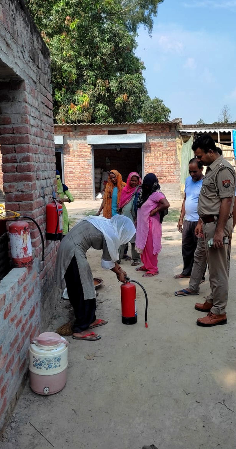 पटाखा फैक्ट्री में जांच करते फायर अधिकारी पटाखा फैक्ट्री में जांच करते फायर अधिकारी
