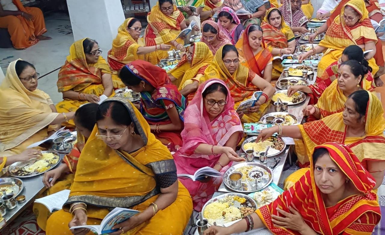 रामपुर मनिहारान के प्राचीन जैन मंदिर में पूजा अर्चना करते श्रद्धालु रामपुर मनिहारान के प्राचीन जैन मंदिर में पूजा अर्चना करते श्रद्धालु