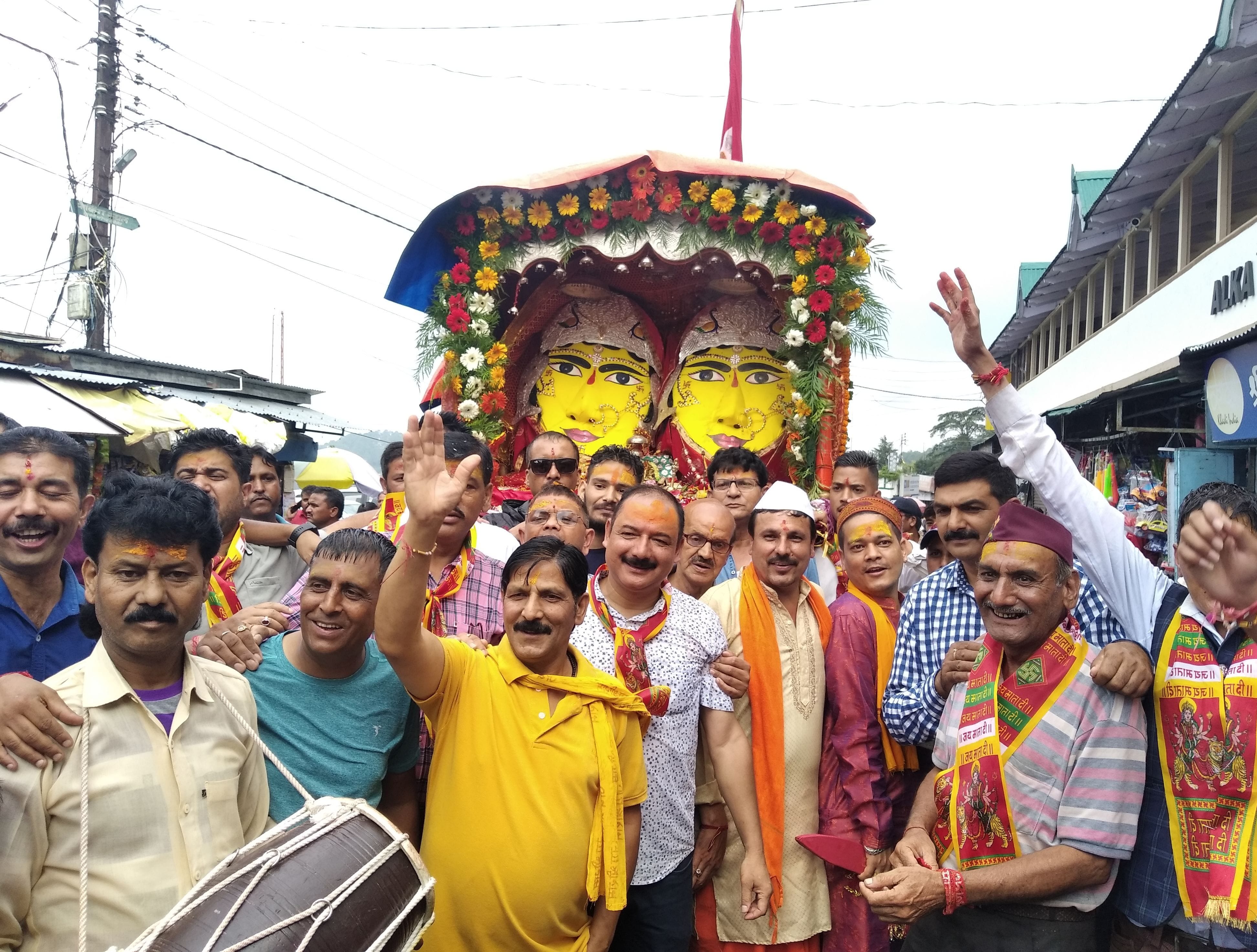 रानीखेत में मां नंदा सुनंदा की शोभा यात्रा निकालते श्रद्धालु। संवाद