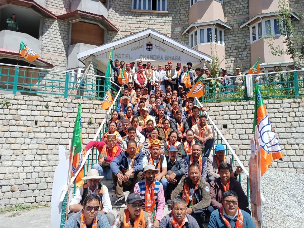राष्ट्रीय उपाध्यक्ष भाजपा सौदान सिंह का केलांग पहुंचने पर स्वागत करते मंत्री रामलाल मारकंडा और राष्ट्रीय उपाध्यक्ष भाजपा सौदान सिंह का केलांग पहुंचने पर स्वागत करते मंत्री रामलाल मारकंडा और