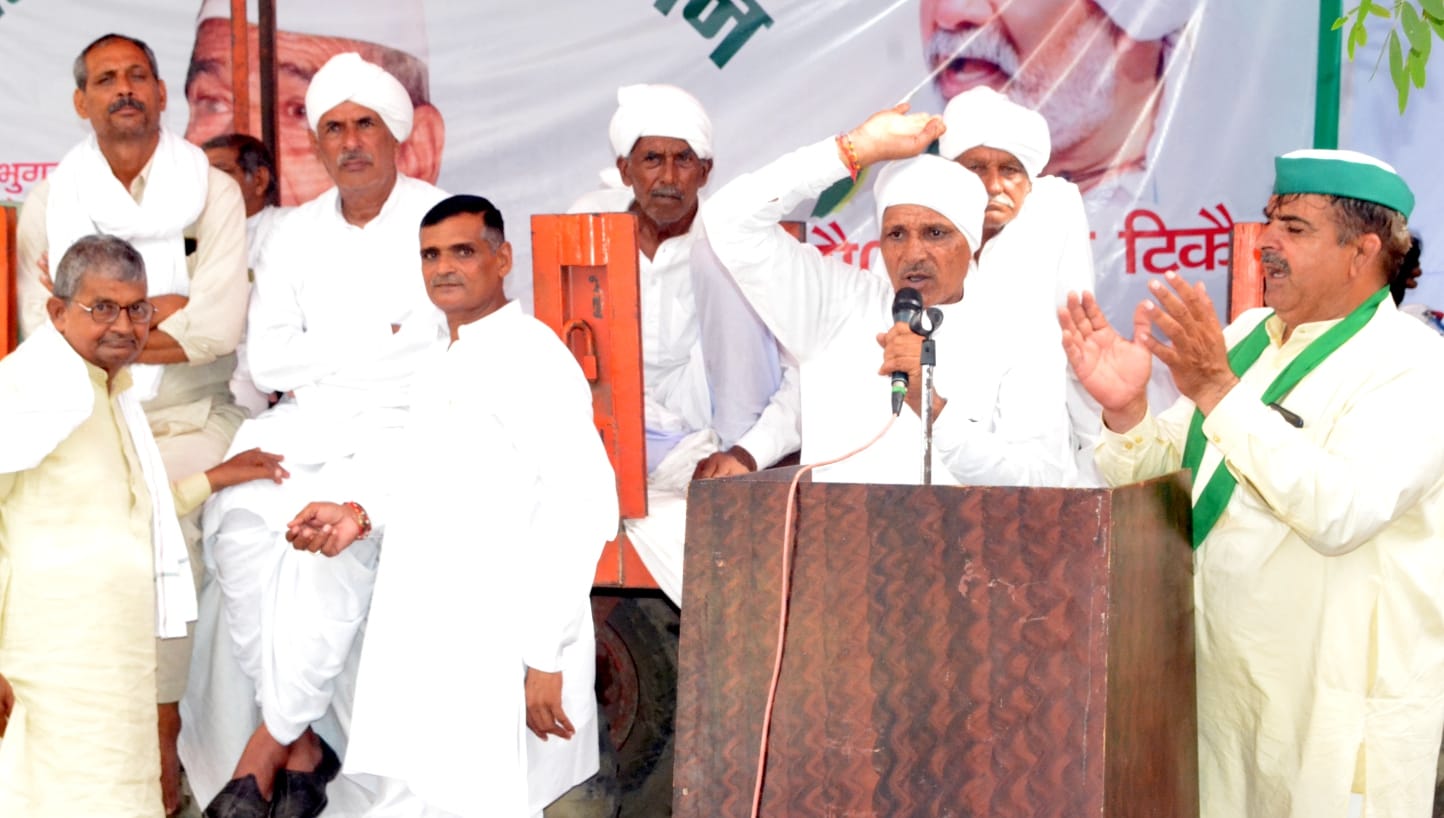 शामली कलक्ट्रेट में भाकियू के बेमियादी धरने पर बोलते वक्ता।