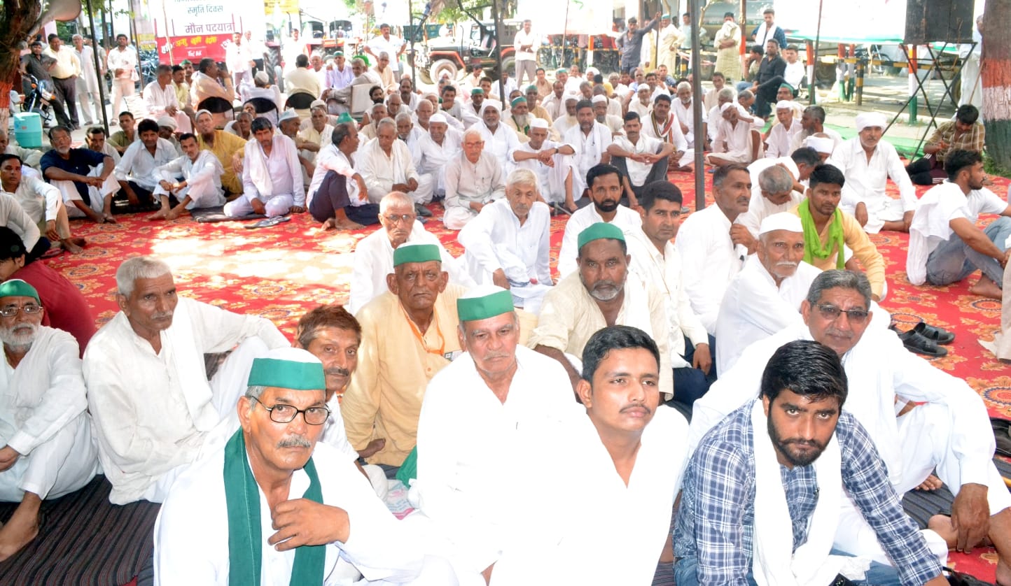 शामली कलक्ट्रेट में भाकियू के बेमियादी धरने पर बैठे किसान।