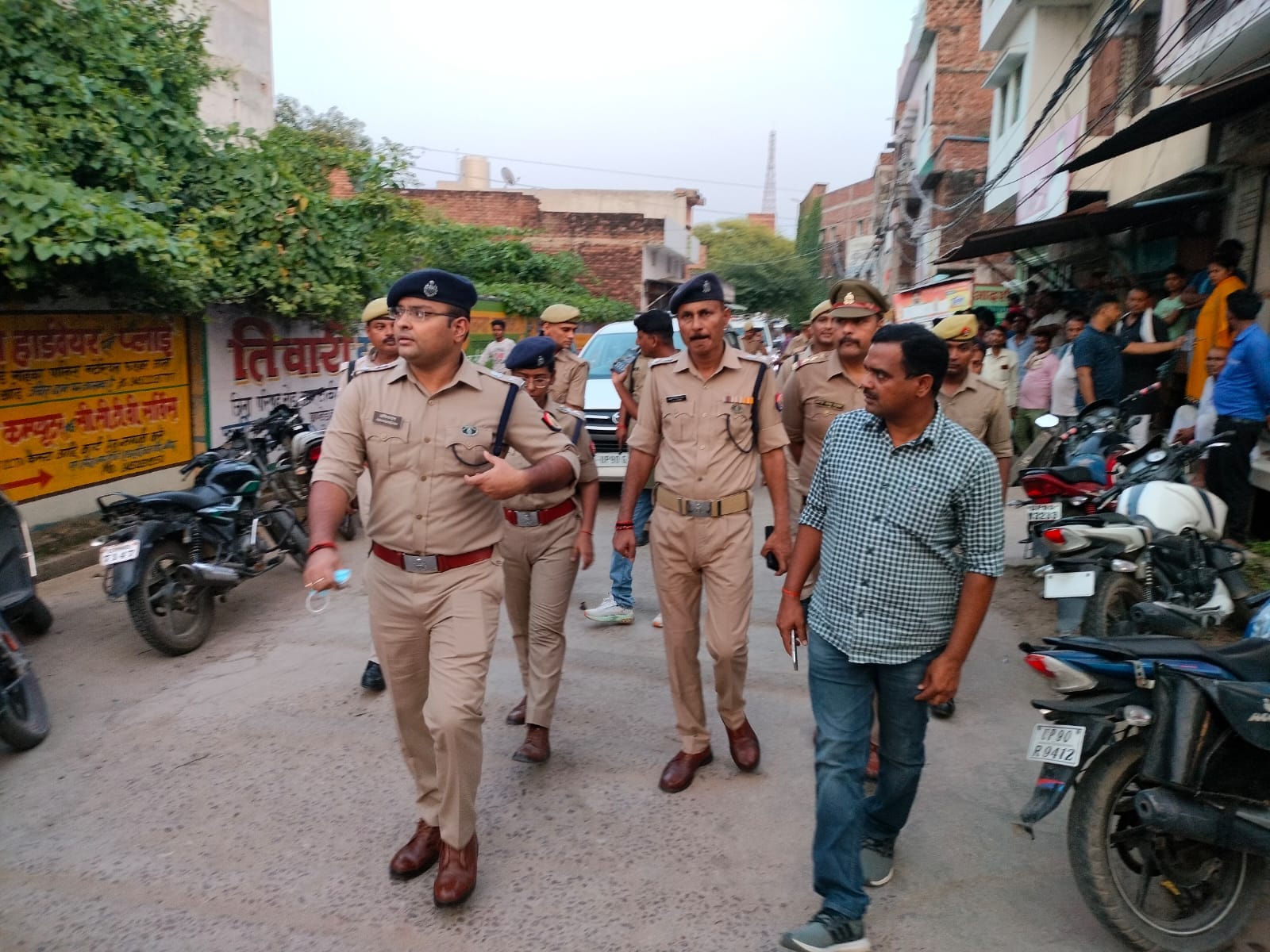 07बीएनडीपी27- घटना स्थल पर मौजूद पुलिस बल। 07बीएनडीपी27- घटना स्थल पर मौजूद पुलिस बल।