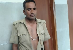 अपनी फटी वर्दी दिखाता होमगार्ड। अपनी फटी वर्दी दिखाता होमगार्ड।