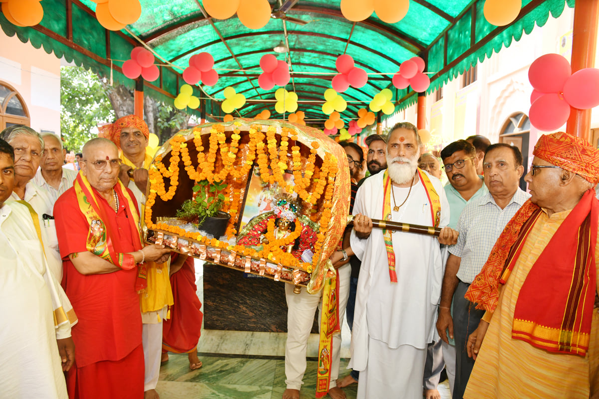 भगवान वामन की पालकी को उठाते स्वामी ज्ञानानंद साथ में महंत बंसी पुरी। संवाद भगवान वामन की पालकी को उठाते स्वामी ज्ञानानंद साथ में महंत बंसी पुरी। संवाद