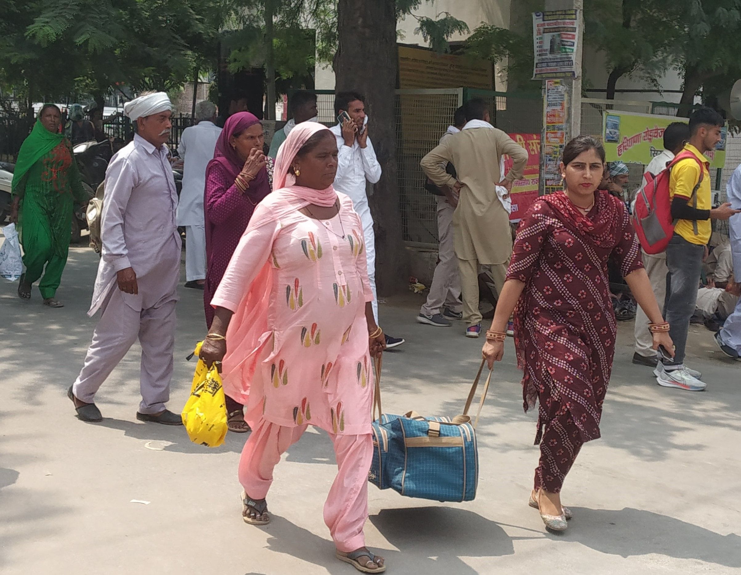 बसों की हड़ताल होने के कारण सामान उठाकर बाहर जाते यात्री । संवाद बसों की हड़ताल होने के कारण सामान उठाकर बाहर जाते यात्री । संवाद
