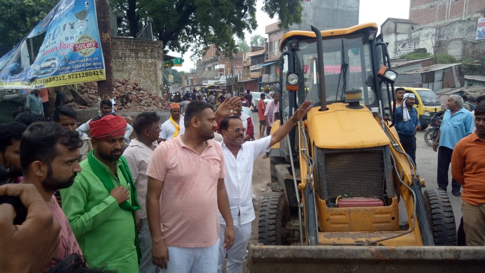 फोटो-9- शहर के ट्रैफिक चौराहे पर राष्ट्रीय रामायण मेला कार्यालय के भवन को गिराए जाने का विरोध करते फोटो-9- शहर के ट्रैफिक चौराहे पर राष्ट्रीय रामायण मेला कार्यालय के भवन को गिराए जाने का विरोध करते