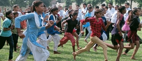 गोला के कृषक समाज इंटर कॉलेज की खेलकूद प्रतियोगिता में प्रतिभाग करते खिलाड़ी। गोला के कृषक समाज इंटर कॉलेज की खेलकूद प्रतियोगिता में प्रतिभाग करते खिलाड़ी।