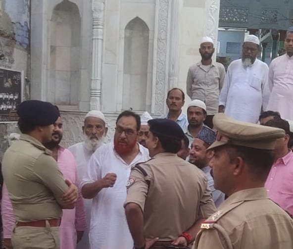 जामा मस्जिद पर पोस्टर चिपका मिलने के बाद मौके पर जानकारी लेते एसपी सिटी - संवाद जामा मस्जिद पर पोस्टर चिपका मिलने के बाद मौके पर जानकारी लेते एसपी सिटी - संवाद
