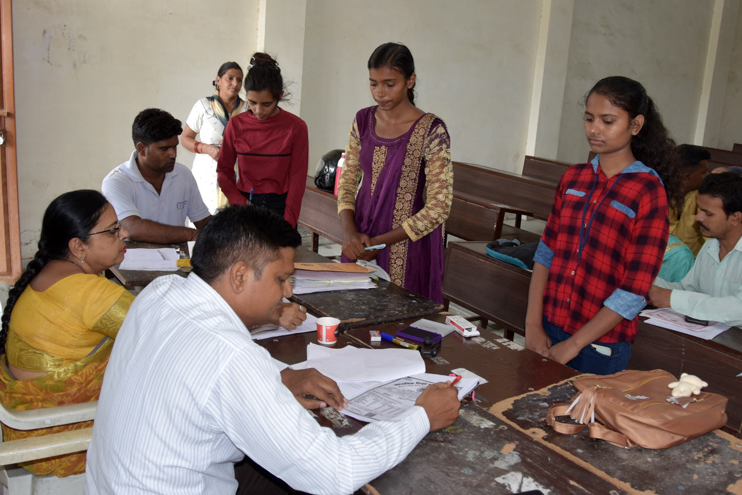 जैन डिग्री कॉलेज में एडमिशन फार्म जमा कराते छात्र छात्राएं जैन डिग्री कॉलेज में एडमिशन फार्म जमा कराते छात्र छात्राएं