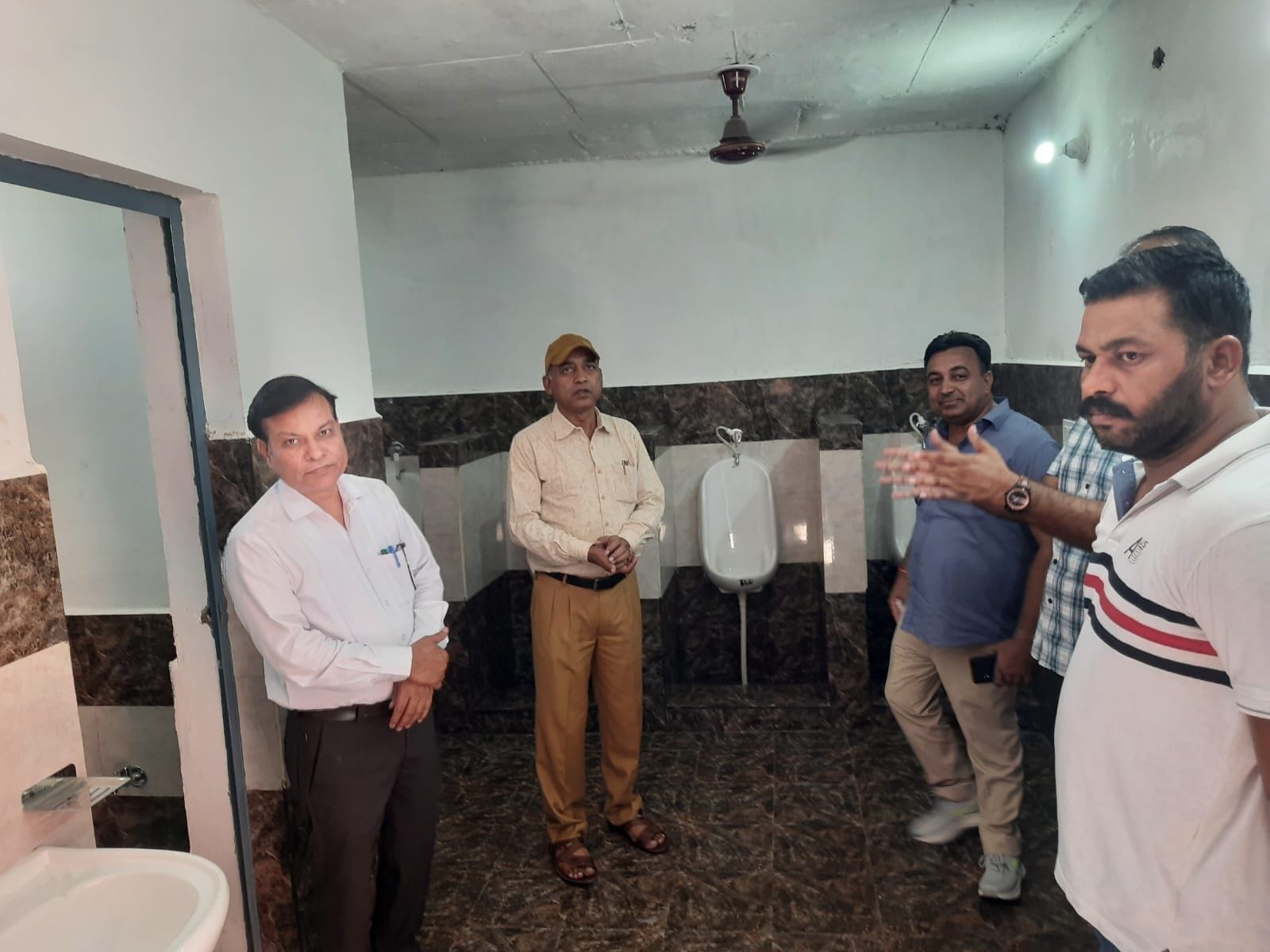 मॉडल संस्कृति स्कूल, चत्तरगढ़पट्टी की शौचालय का निरीक्षण करते डीपीसी बूटाराम। संवाद मॉडल संस्कृति स्कूल, चत्तरगढ़पट्टी की शौचालय का निरीक्षण करते डीपीसी बूटाराम। संवाद
