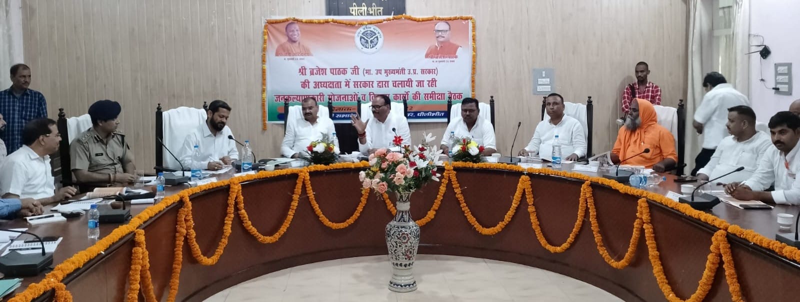 पीलीभीत गांधी सभागार में अधिकारियों के साथ समीक्षा बैठक करते उप मुख्यमंत्री बृजेश पाठक व अन्य। ? पीलीभीत गांधी सभागार में अधिकारियों के साथ समीक्षा बैठक करते उप मुख्यमंत्री बृजेश पाठक व अन्य। ?
