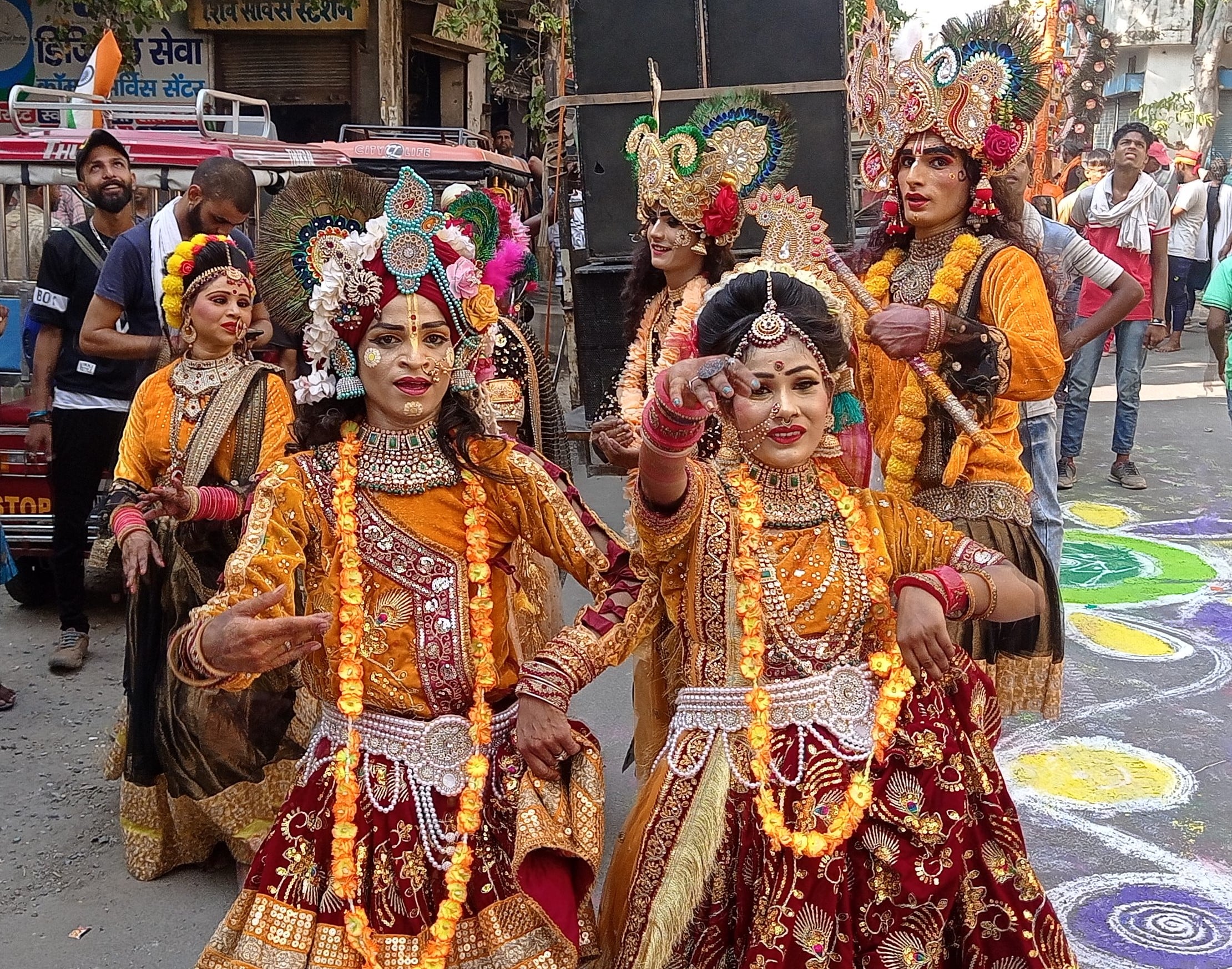 राधा-कृष्ण की प्रस्तुति देते कलाकार। संवाद राधा-कृष्ण की प्रस्तुति देते कलाकार। संवाद