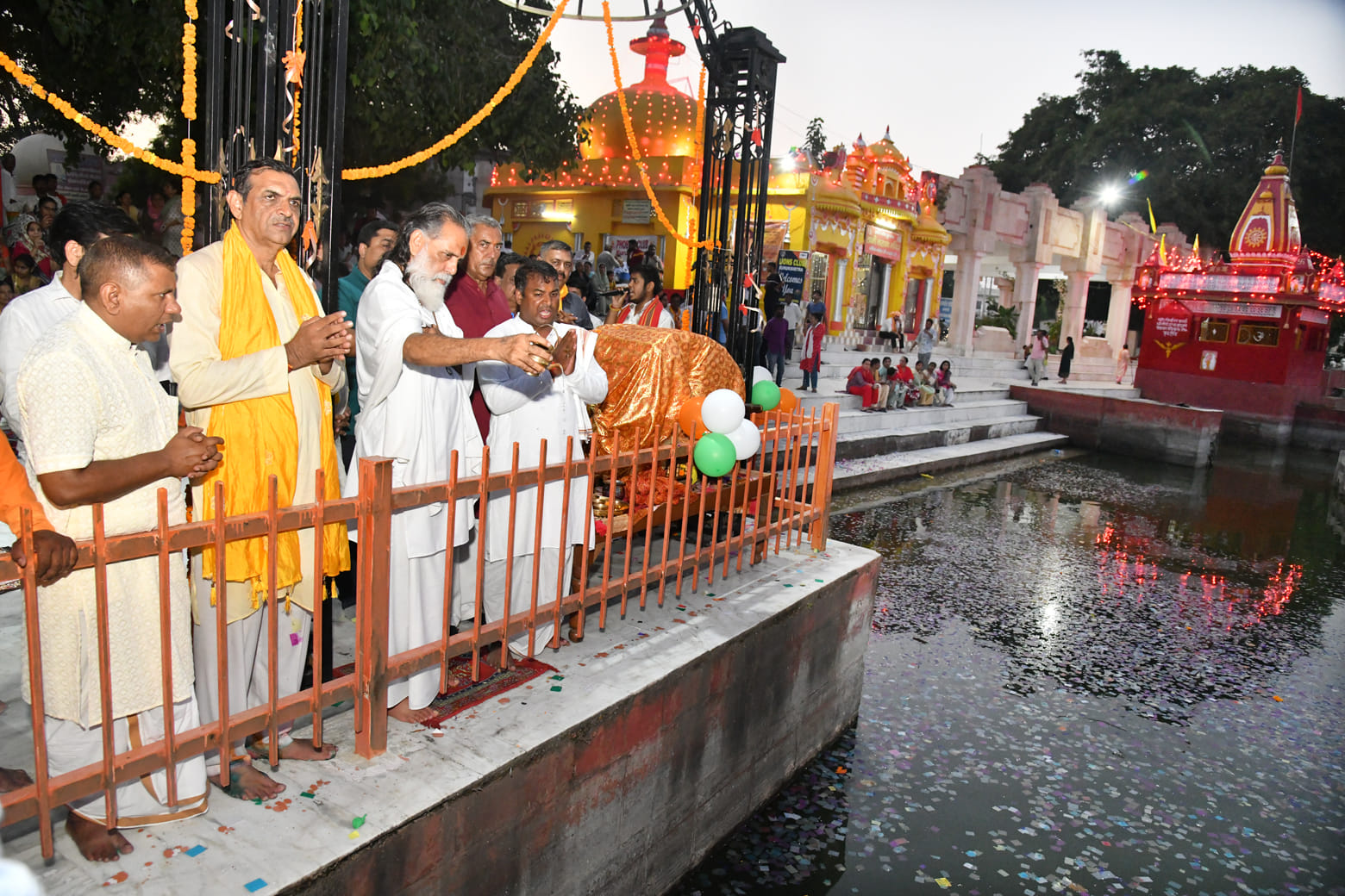सन्निहित तीर्थ का पूजन करते स्वामी ज्ञानानंद। संवाद सन्निहित तीर्थ का पूजन करते स्वामी ज्ञानानंद। संवाद