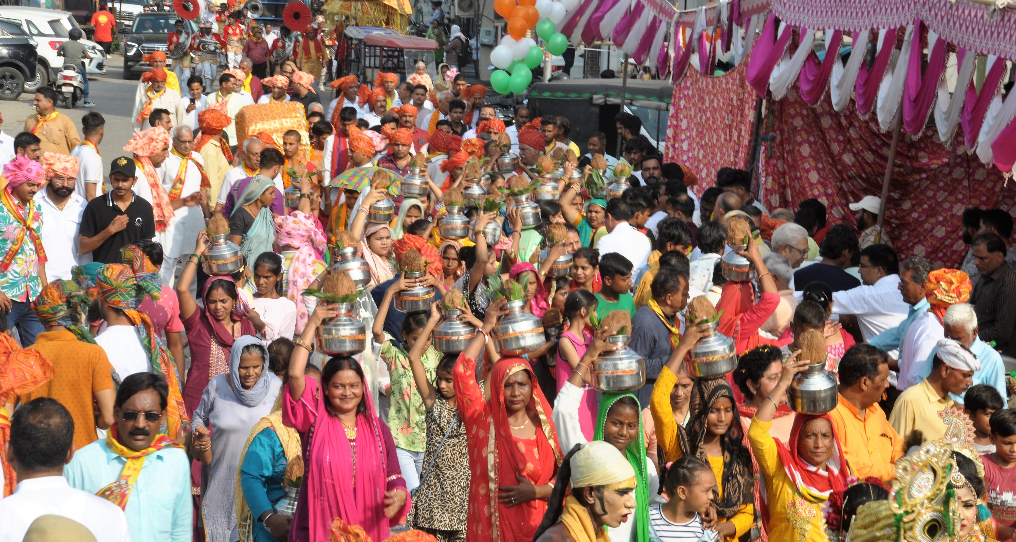शोभा यात्रा के दौरान सिर पर कलश धारण कर चलती महिलाएं। संवाद शोभा यात्रा के दौरान सिर पर कलश धारण कर चलती महिलाएं। संवाद
