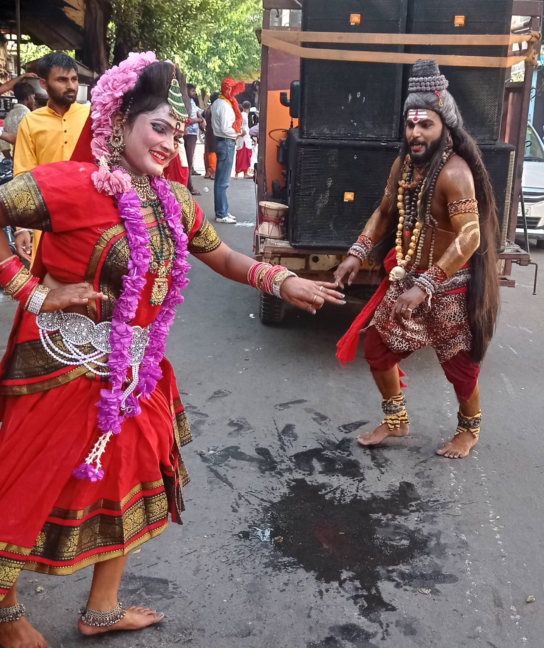 शोभायात्रा में शिव नृत्य की प्रस्तुति देते कलाकार। संवाद शोभायात्रा में शिव नृत्य की प्रस्तुति देते कलाकार। संवाद