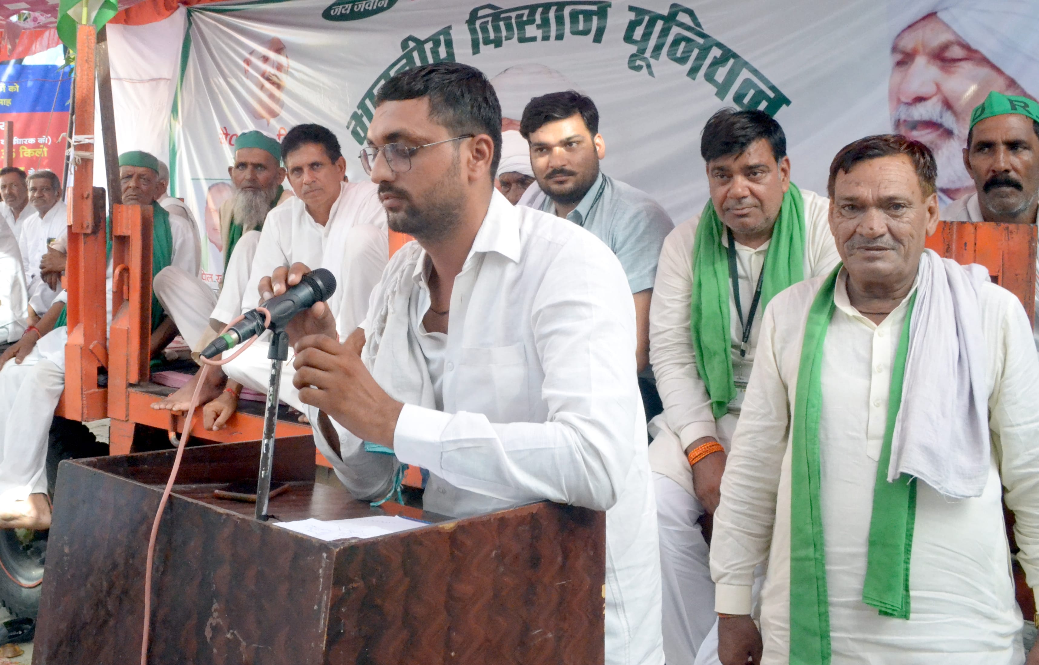 शामली कलक्ट्रेट में भकियू के बेमियादी धरने पर बोलते वक्ता।