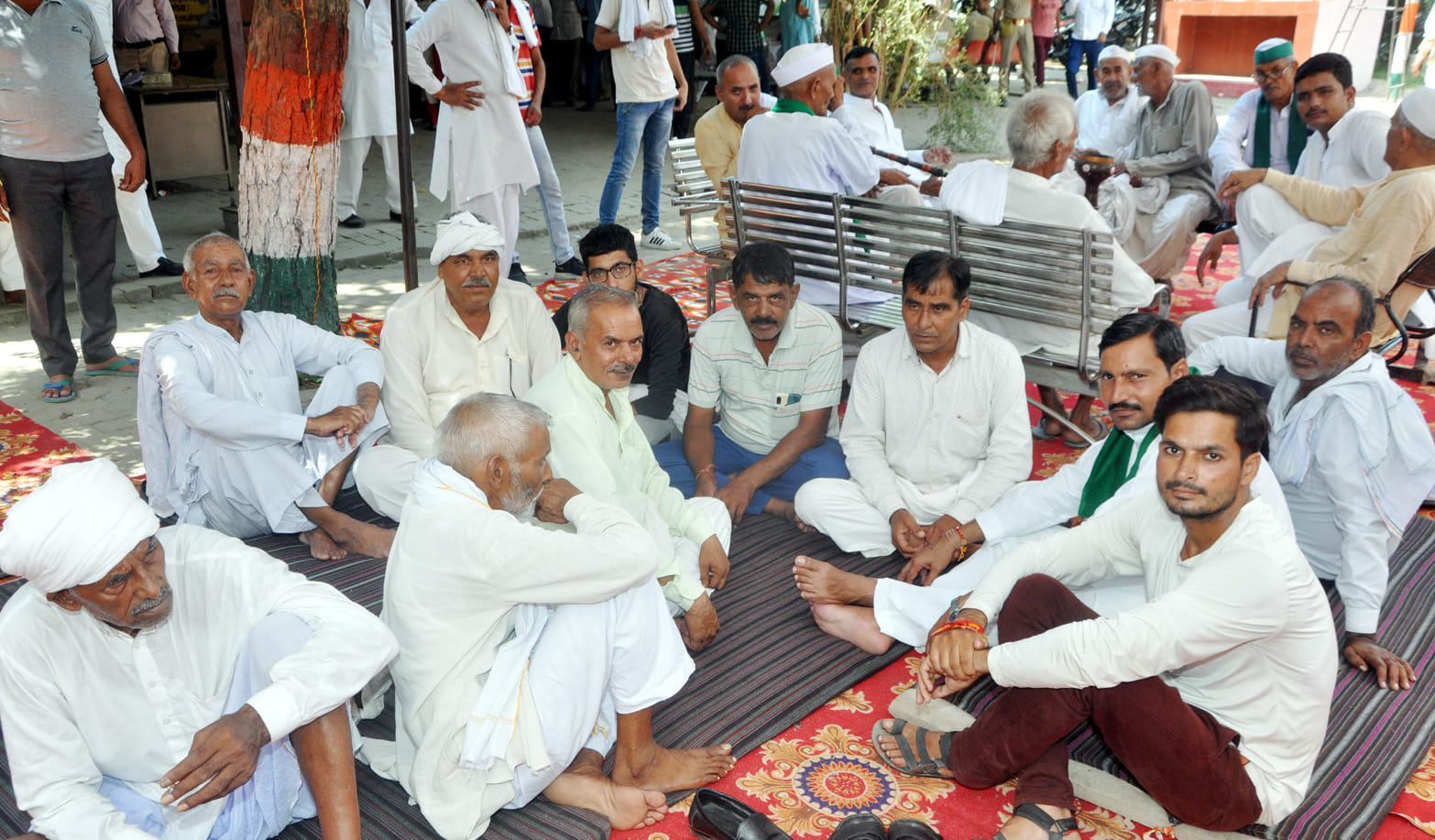 शामली कलक्ट्रेट में बेमियादी धरने पर बैठे भाकियू कार्यकर्ता।