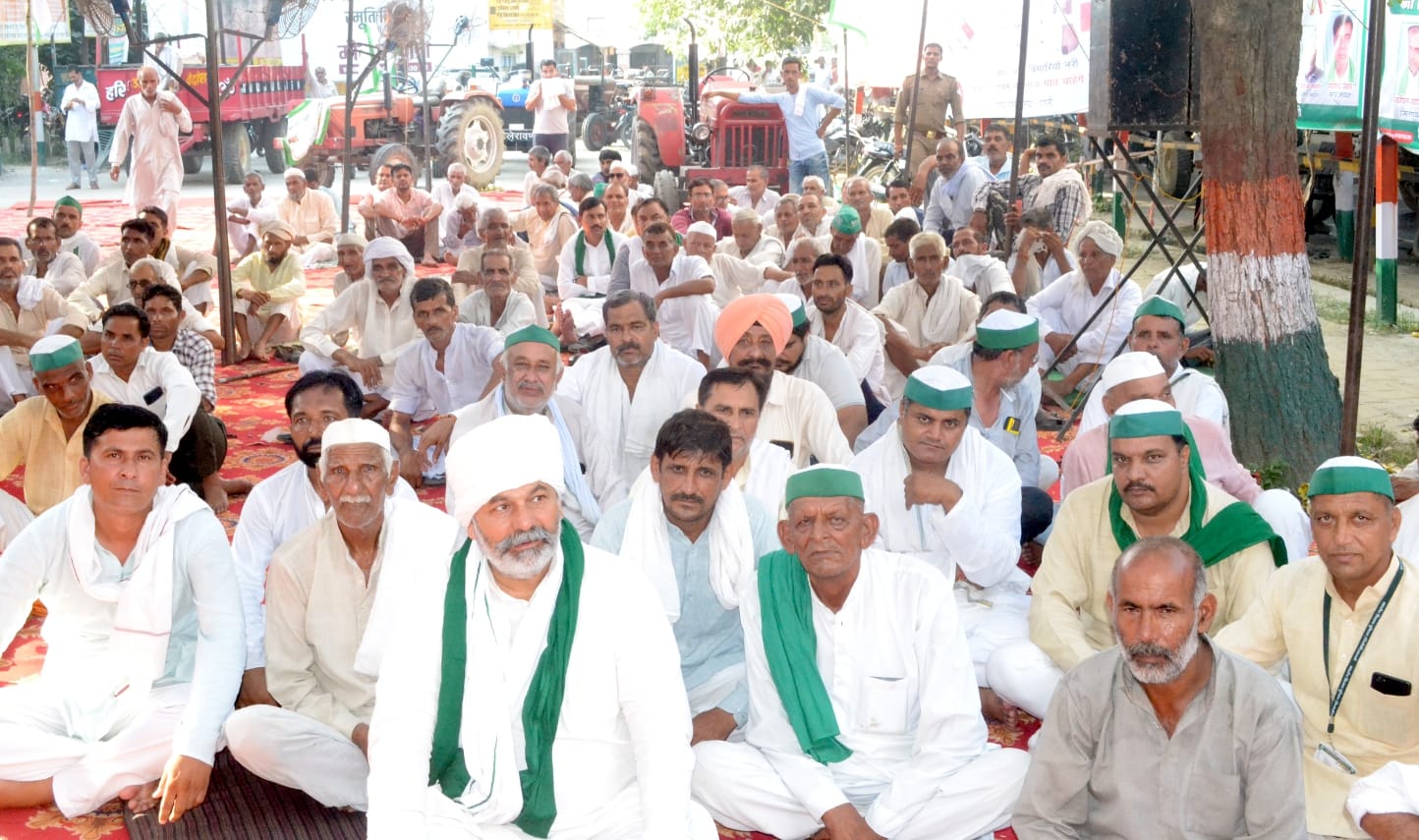 शामली कलक्ट्रेट में धरने पर किसानों के साथ बैठे भाकियू के राष्ट्रीय प्रवक्ता राकेश टिकैत।