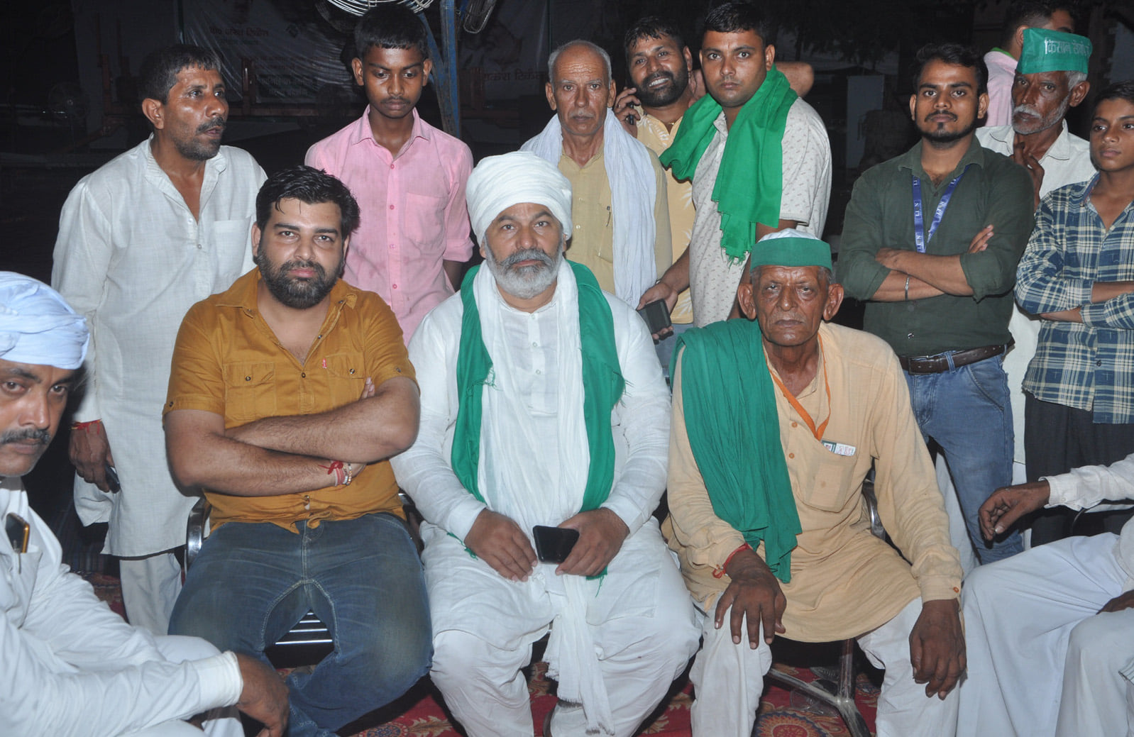 शामली कलक्ट्रेट रात्रि में किसानों के साथ धरने पर बैठे भाकियू के राष्ट्रीय प्रवक्ता राकेश टिकैत