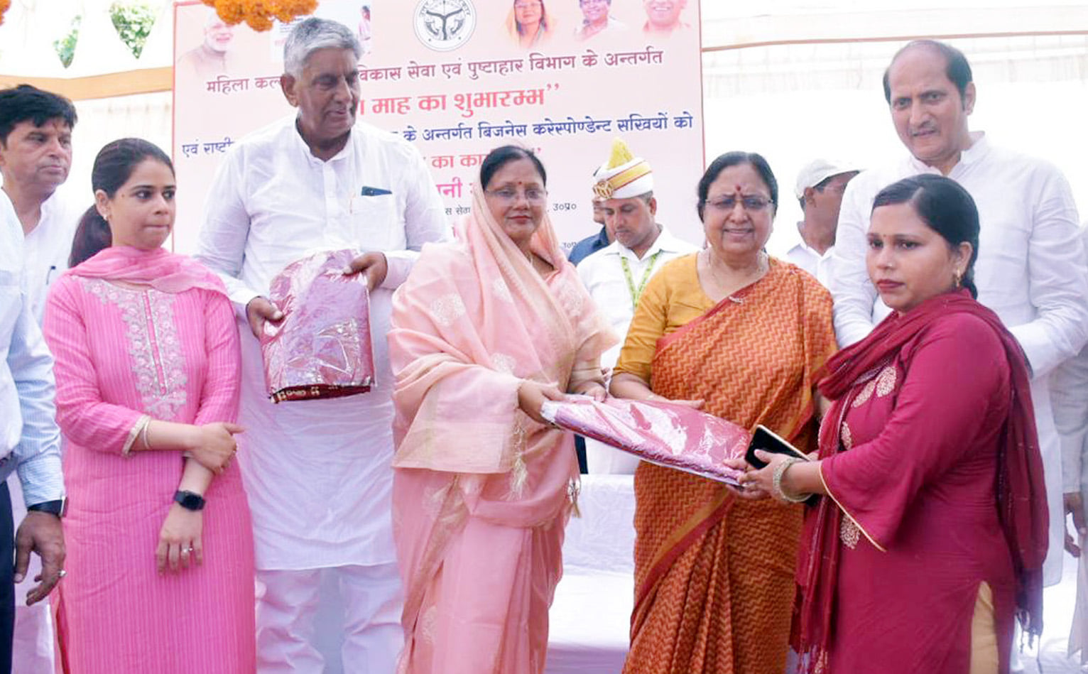 थानाभवन ब्लाक कार्यालय पर आयोजित पोषण माह के शुभारंभ पर आंगनवाड़ी कार्यकत्री को साड़ी भेंट करती थानाभवन ब्लाक कार्यालय पर आयोजित पोषण माह के शुभारंभ पर आंगनवाड़ी कार्यकत्री को साड़ी भेंट करती