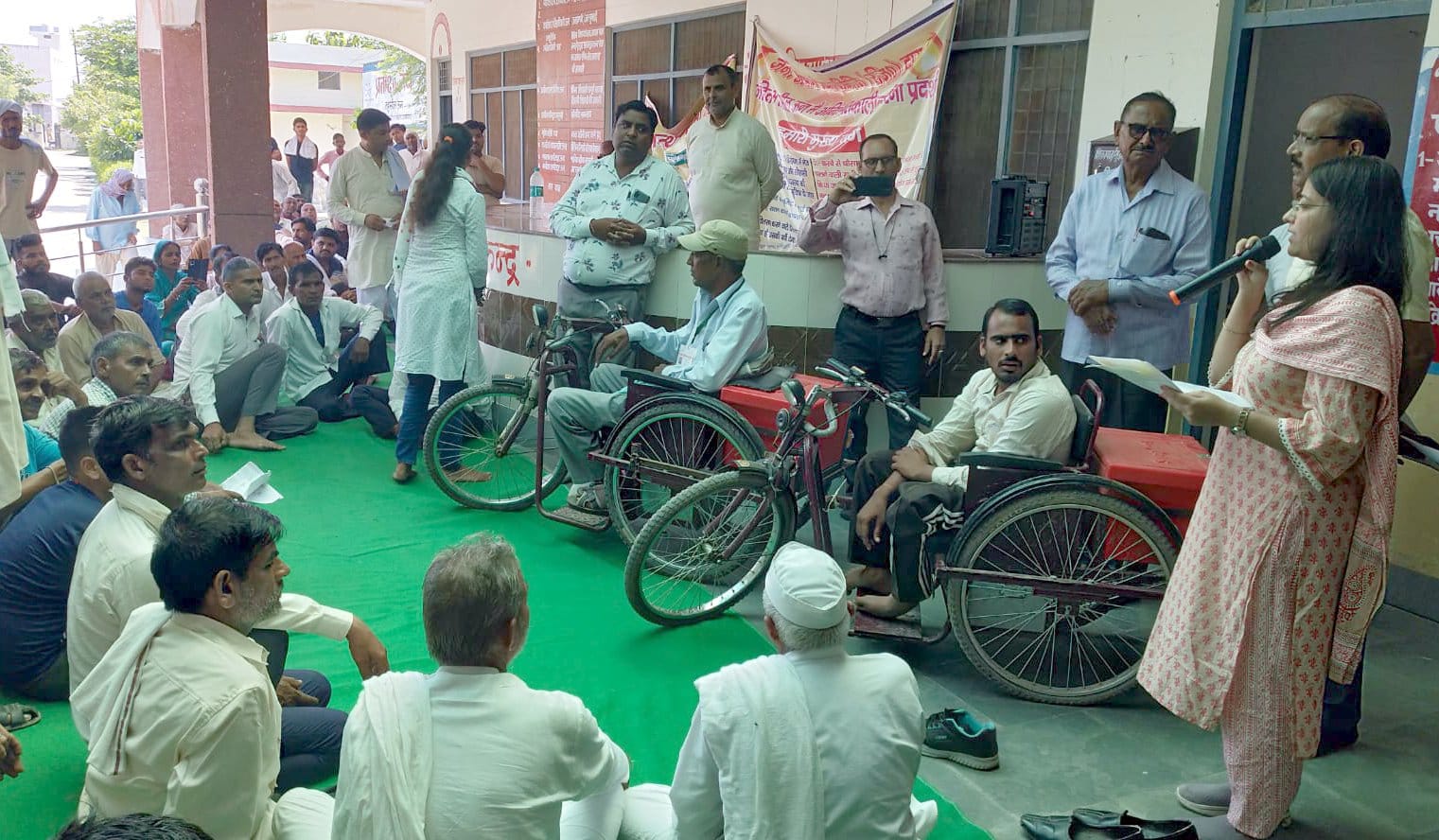ऊन तहसील में धरने पर बैठे जन उत्थान सेवा समिति के सदस्यों से वार्ता करती एसडीएम निकिता शर्मा। ऊन तहसील में धरने पर बैठे जन उत्थान सेवा समिति के सदस्यों से वार्ता करती एसडीएम निकिता शर्मा।