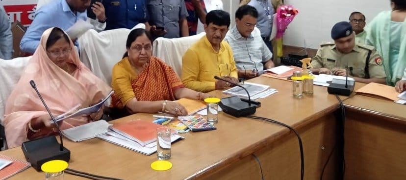 विकास भवन में अधिकारियो के साथ समीक्षा बैठक लेती मंत्री बेबी रानी मौर्य । विकास भवन में अधिकारियो के साथ समीक्षा बैठक लेती मंत्री बेबी रानी मौर्य ।