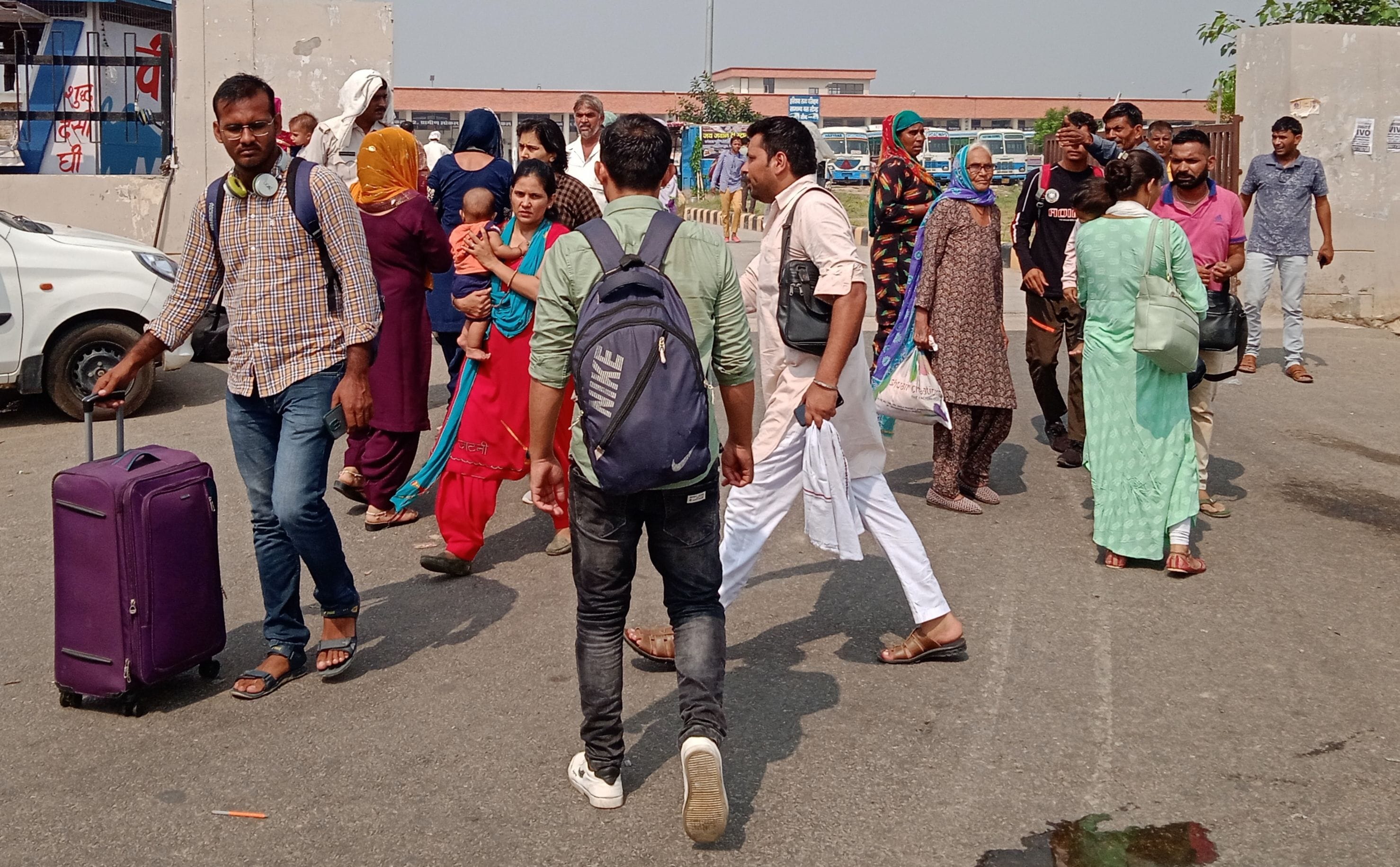 बस अड्डे पर बस के इंतजार में यात्री मुख्य गेट की तरफ आते हुए। संवाद बस अड्डे पर बस के इंतजार में यात्री मुख्य गेट की तरफ आते हुए। संवाद