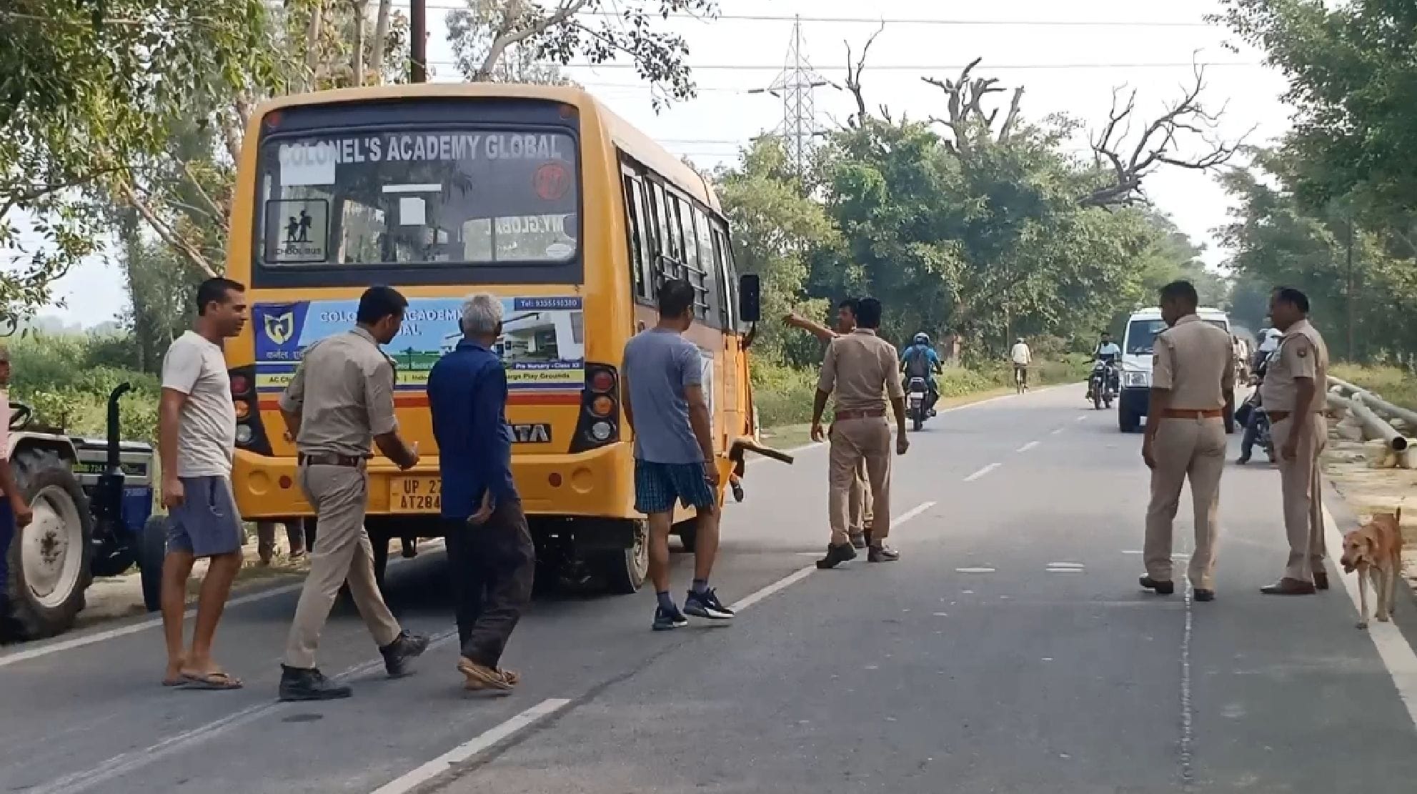 बस को कब्जे में लेते हुए पुलिस बस को कब्जे में लेते हुए पुलिस