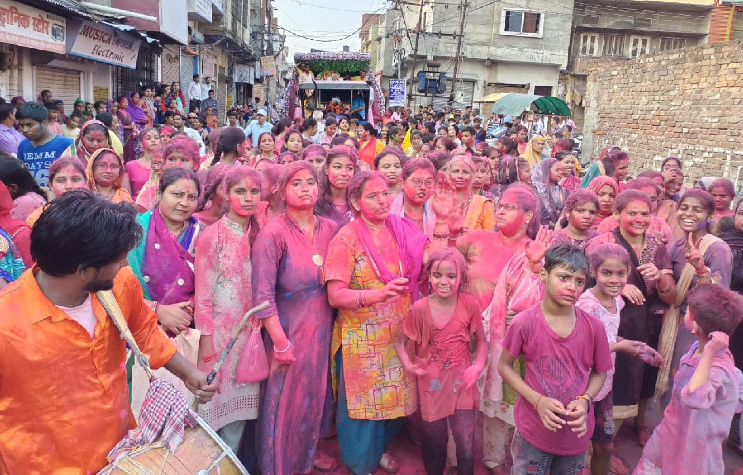 चौक में श्रीगणेश विसर्जन यात्रा में रंग सरावोर श्रद्धालु । संवाद चौक में श्रीगणेश विसर्जन यात्रा में रंग सरावोर श्रद्धालु । संवाद