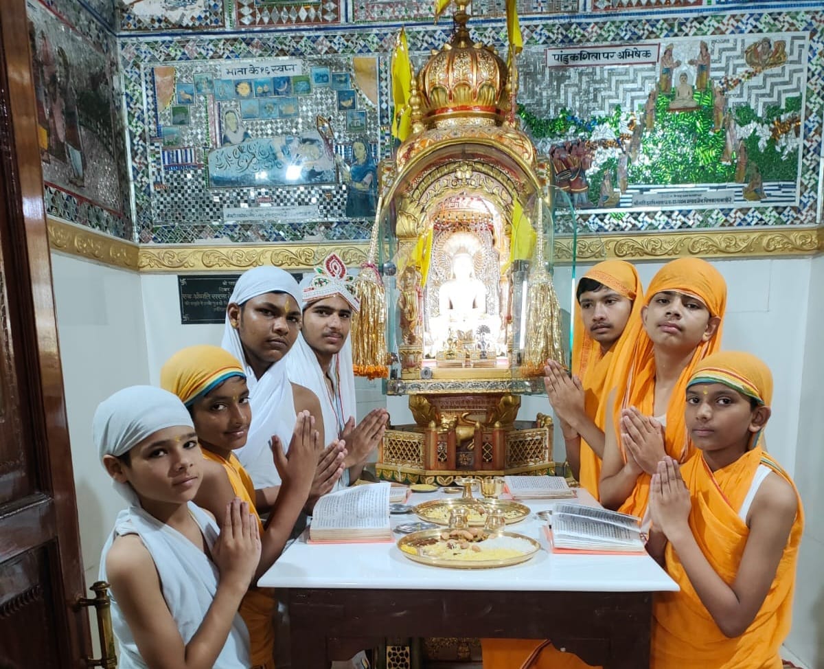 चिलकाना जैन मंदिर में पूजा अर्चना करते जैन श्रद्धालु