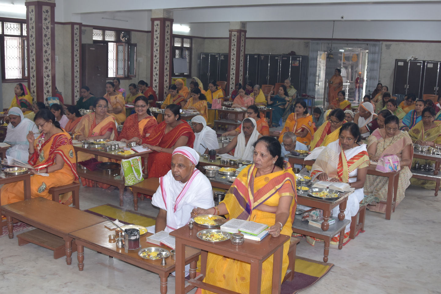 चन्द्र नगर जैन पंचायती में दशलक्षण पर्व पूजा अर्चना करते जैन समाज के लोग