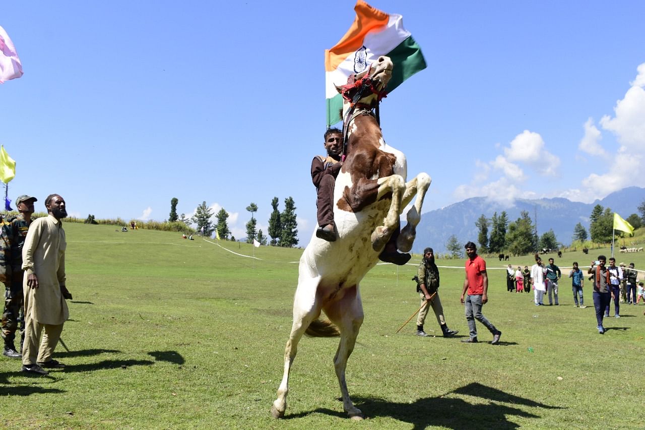 Doda.  Participants and present army officers participating in horse race organized in Laldraman area of ​​Doda