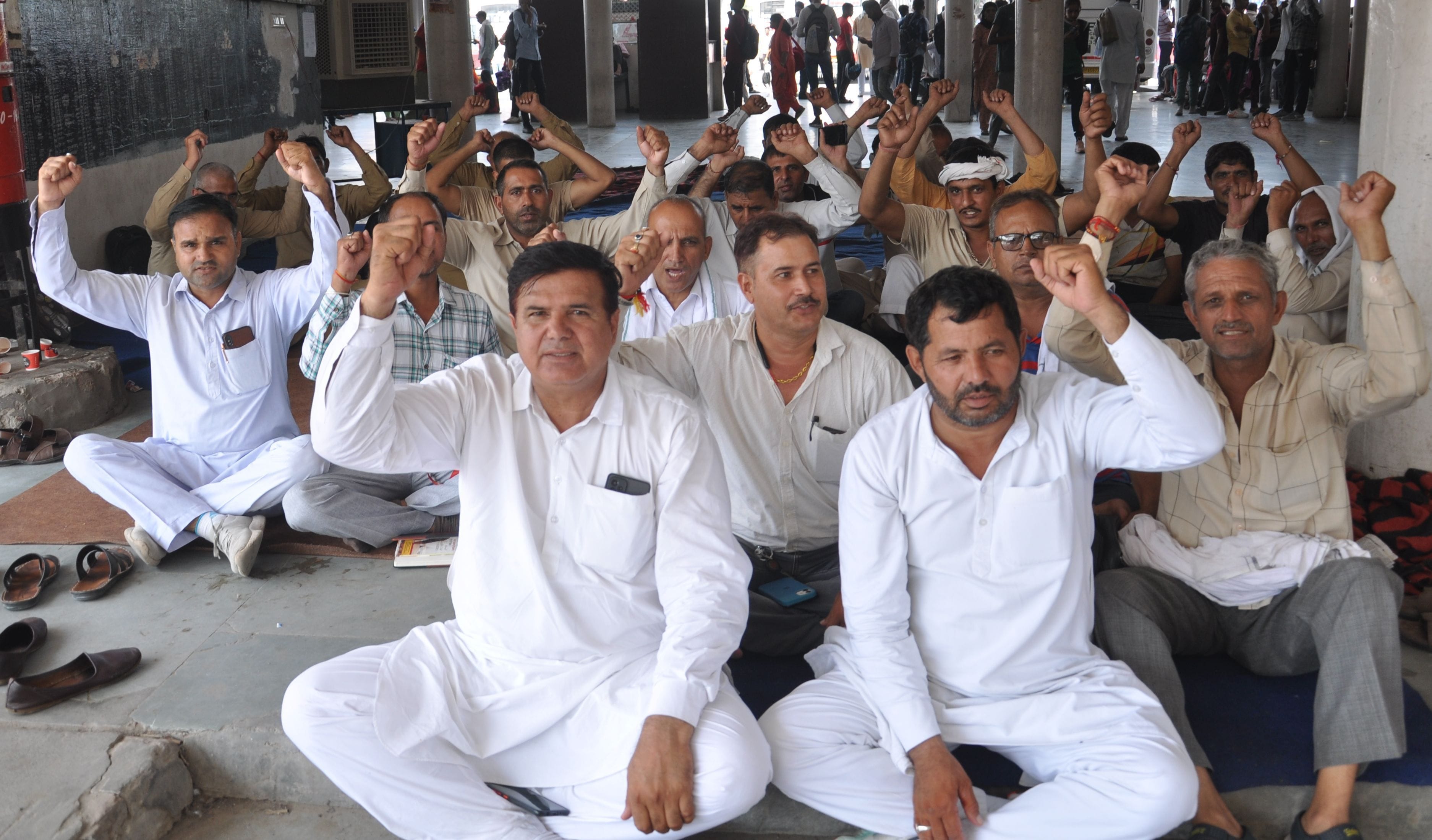 हिसार- हरियाणा रोडवेज के चक्का जाम बंद के दौराप प्रदर्शन करते रोडवेज कर्मचारी सांझा मोर्चा के हि हिसार- हरियाणा रोडवेज के चक्का जाम बंद के दौराप प्रदर्शन करते रोडवेज कर्मचारी सांझा मोर्चा के हि