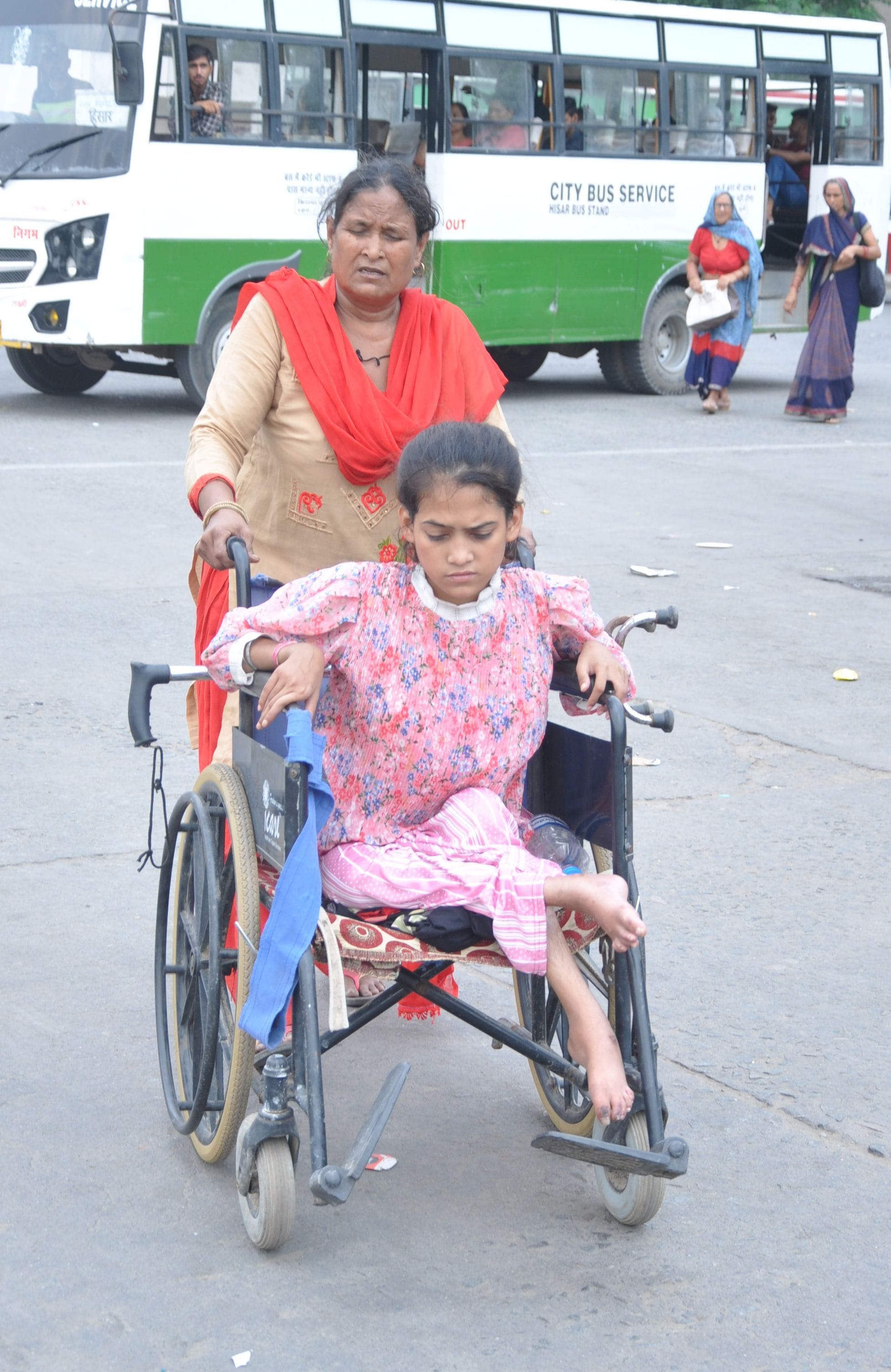 हिसार रोडवेज के बंद के दौरान बस स्टैंड पर बस न मिलने से परेशान यात्री संवाद हिसार रोडवेज के बंद के दौरान बस स्टैंड पर बस न मिलने से परेशान यात्री संवाद