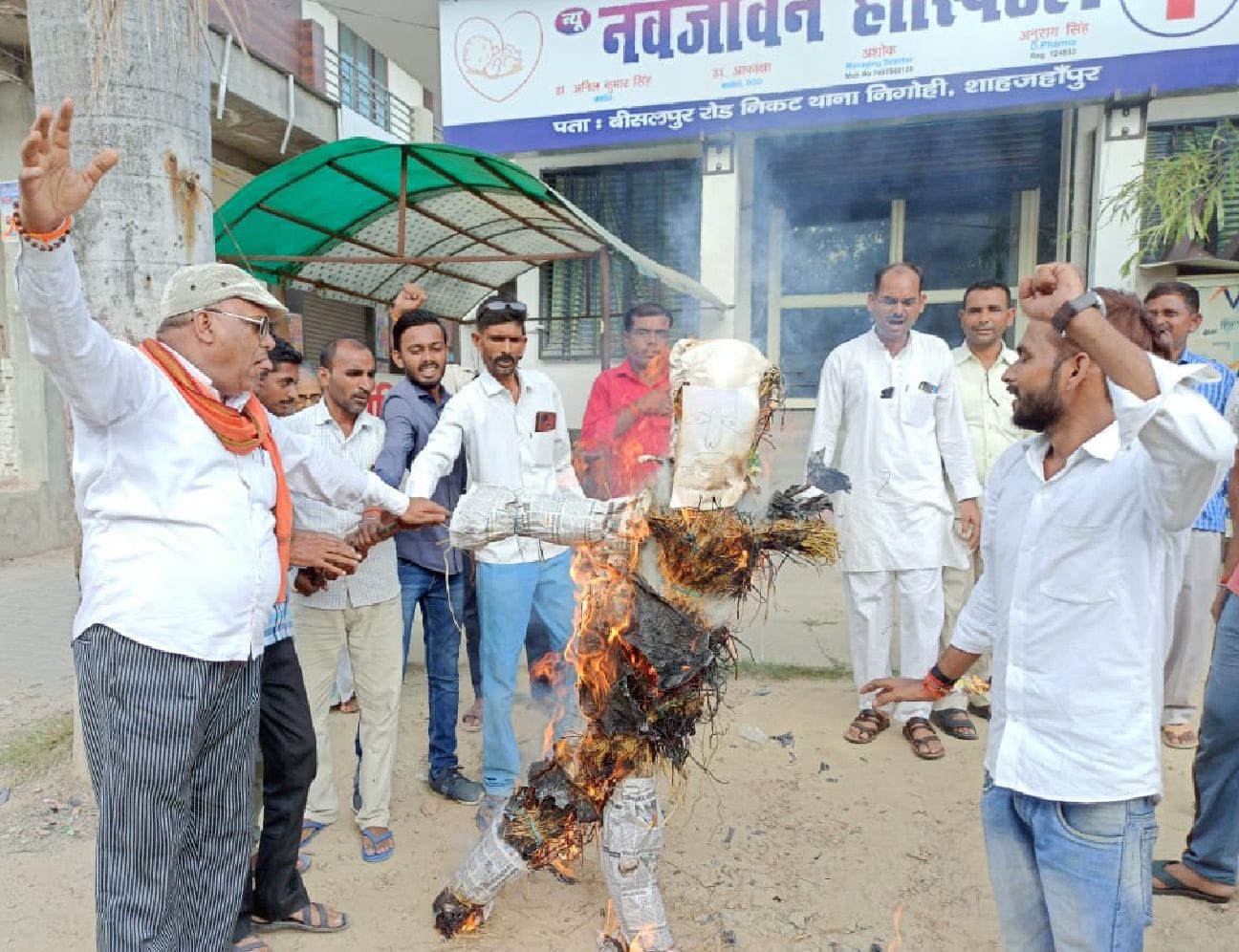 निगोही में नवजीवन हास्पिटल पर पुतला दहन करते हुए विहिप कार्यकर्ता निगोही में नवजीवन हास्पिटल पर पुतला दहन करते हुए विहिप कार्यकर्ता